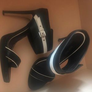 WHBM Blake/Wht Mules Sz 8.5